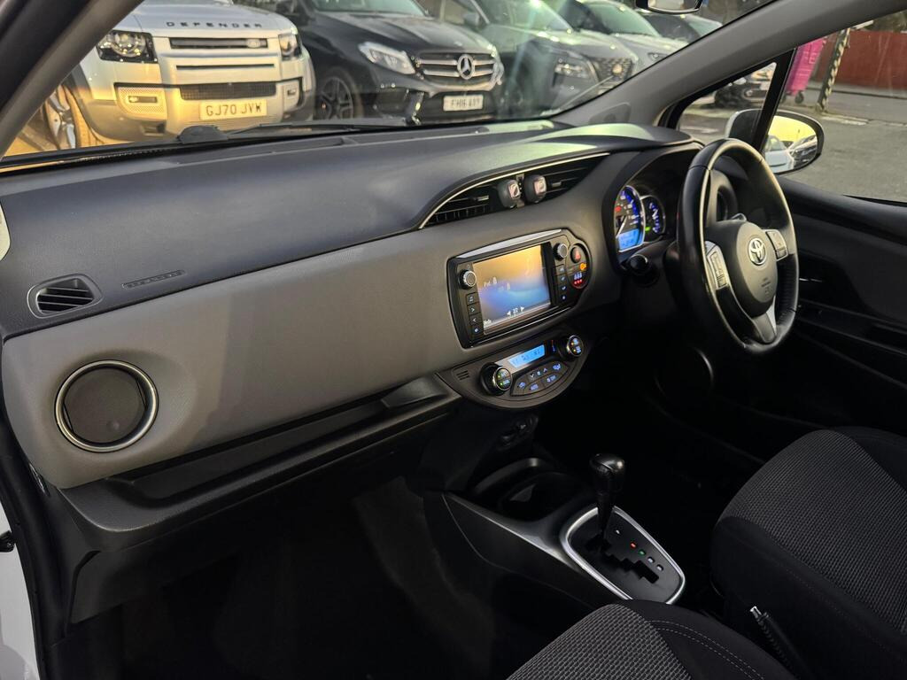 
								2017 Toyota Yaris 1.5 VVT-h Icon E-CVT full									