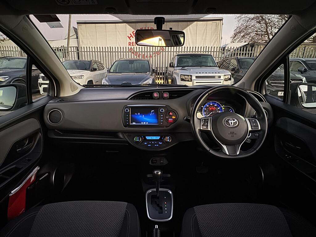 
								2017 Toyota Yaris 1.5 VVT-h Icon E-CVT full									