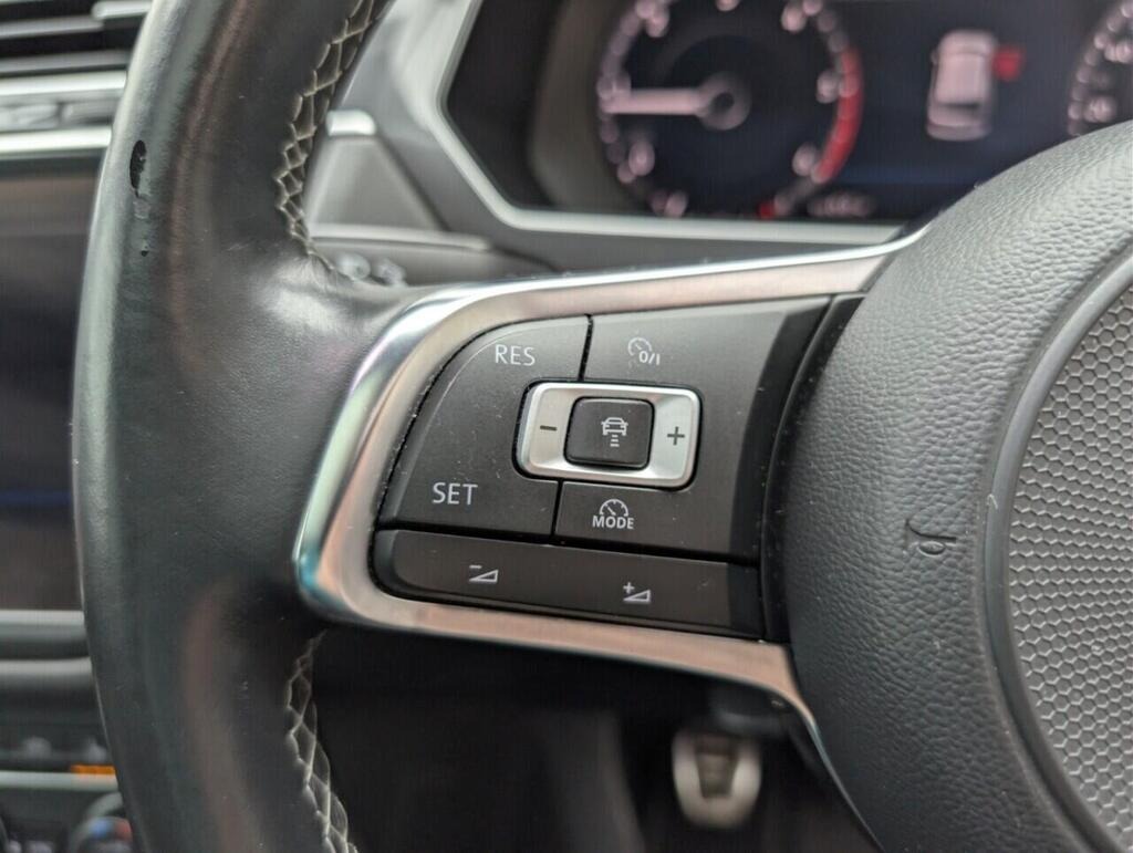 
								2018 Volkswagen Tiguan 2.0 TDI R-Line 4Motion full									