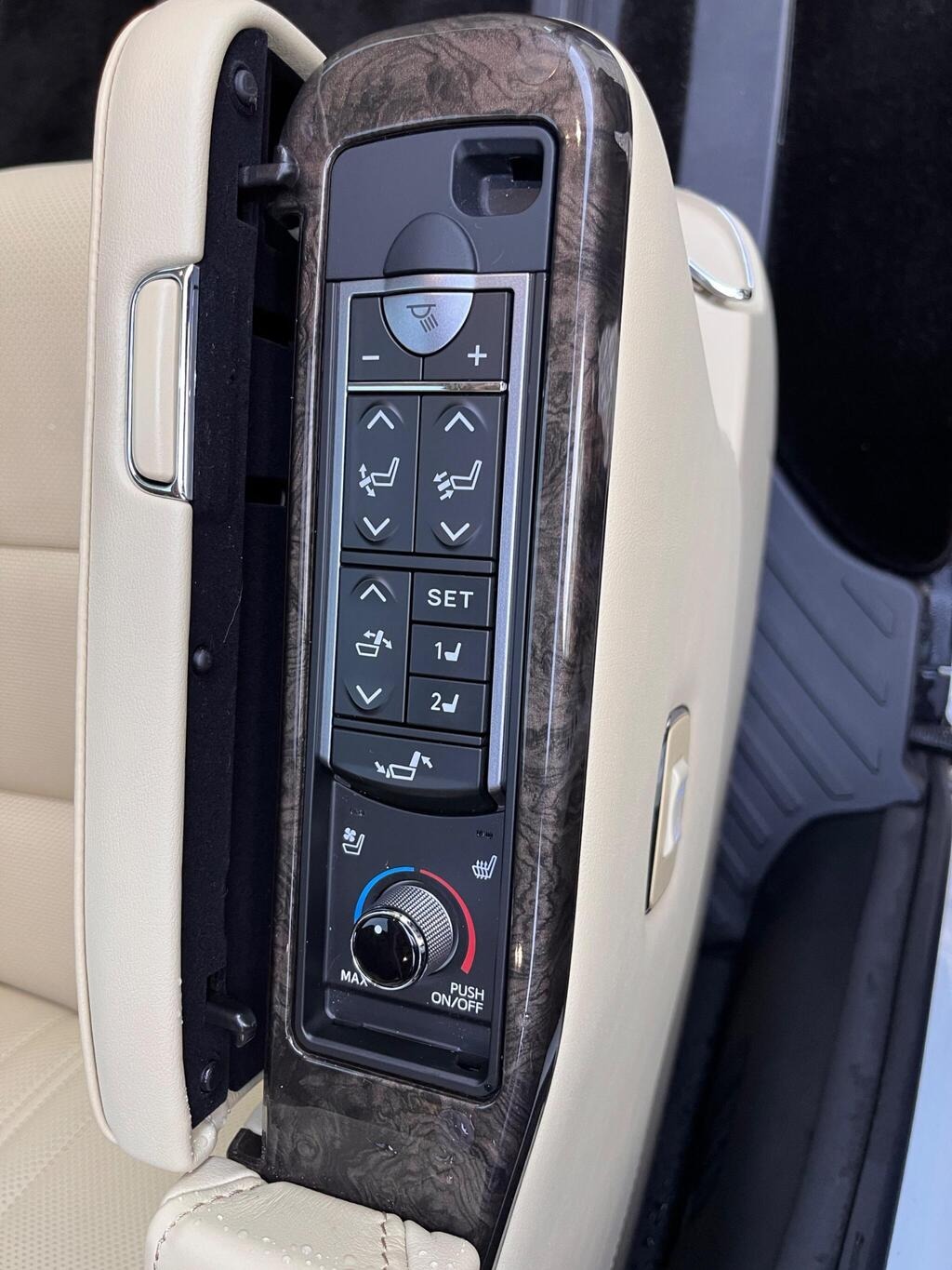 
								2021 Toyota Alphard 2.5 HYBRID EXECUTIVE LOUNGE TWINSUNROOF full									