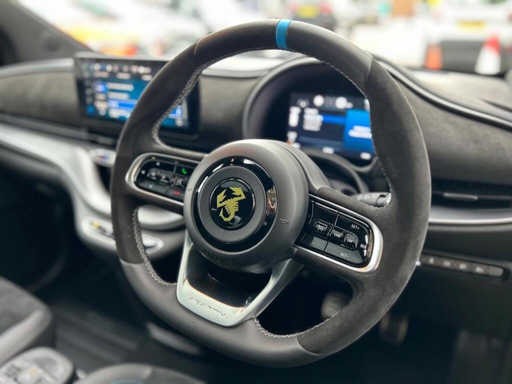 
								2025 Abarth 500 114kW Turismo 42.2kWh full									