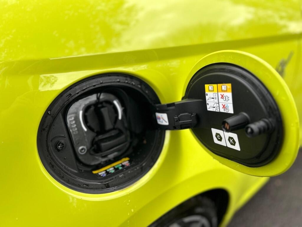 
								2025 Abarth 500 114kW Turismo 42.2kWh full									