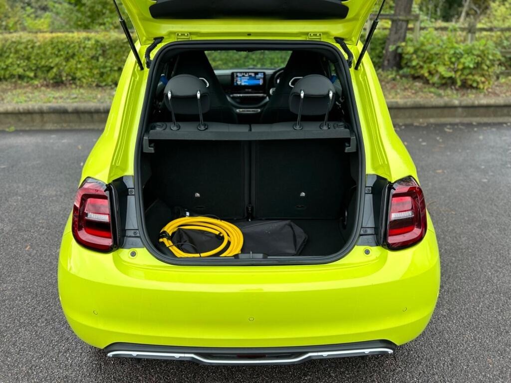 
								2025 Abarth 500 114kW Turismo 42.2kWh full									