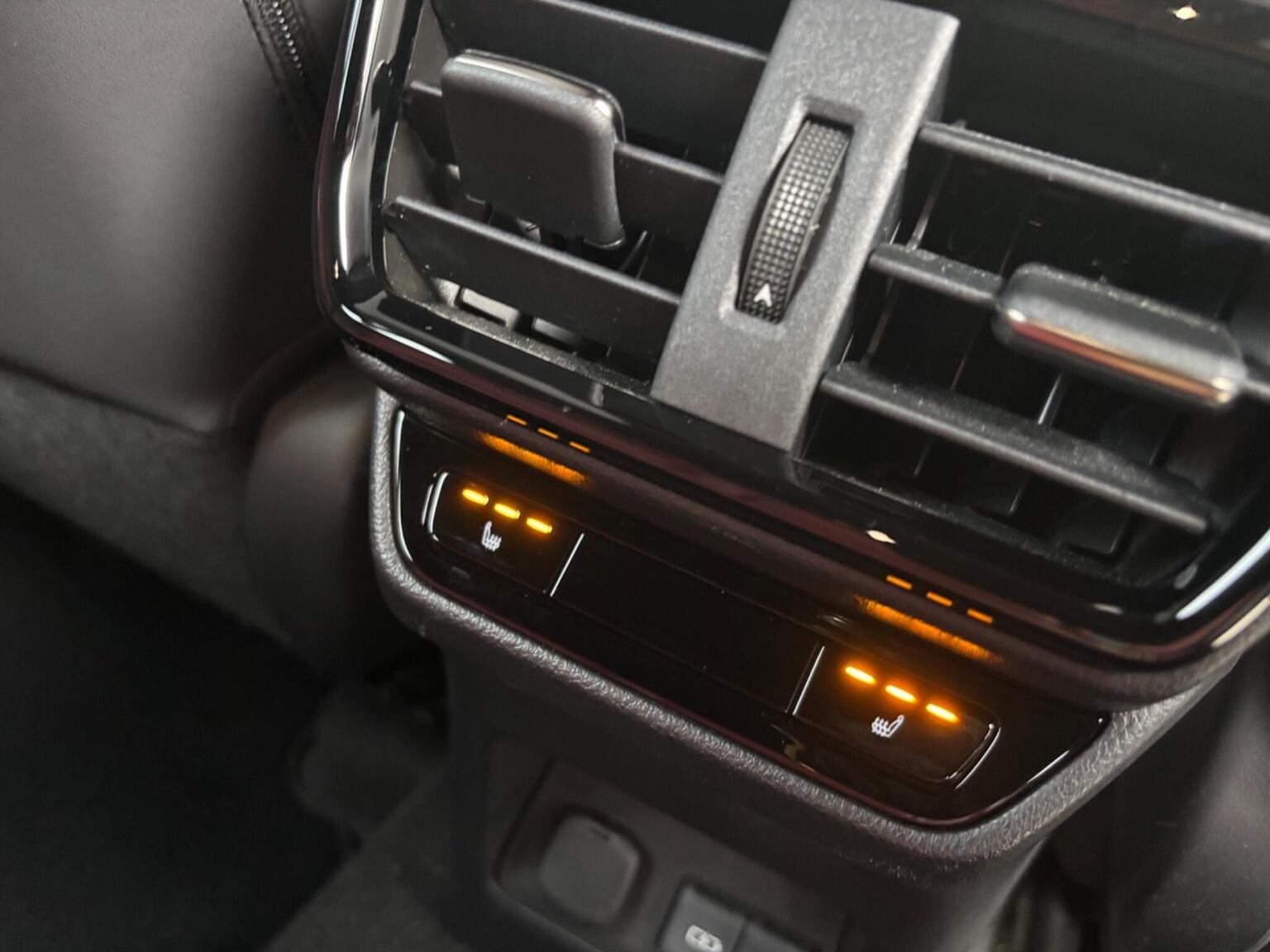 
								2023 LEXUS NX SUV 2.5 350h Takumi E-CVT 4WD full									