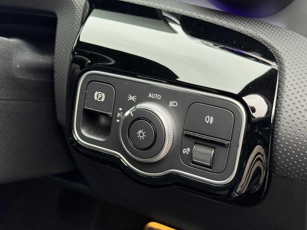 
								2025 Mercedes-Benz A Class 1.3 A180h MHEV AMG Line full									