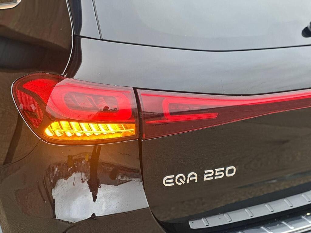 
								2021 Mercedes-Benz EQA EQA 250 66.5kWh AMG Line full									