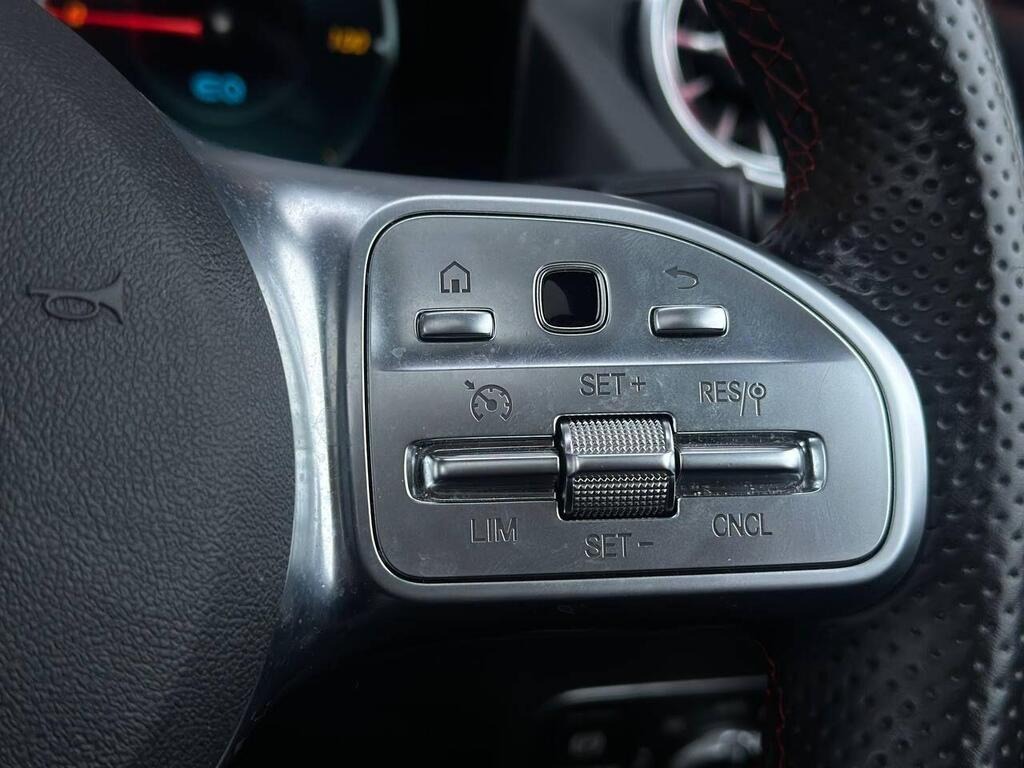 
								2021 Mercedes-Benz EQA EQA 250 66.5kWh AMG Line full									