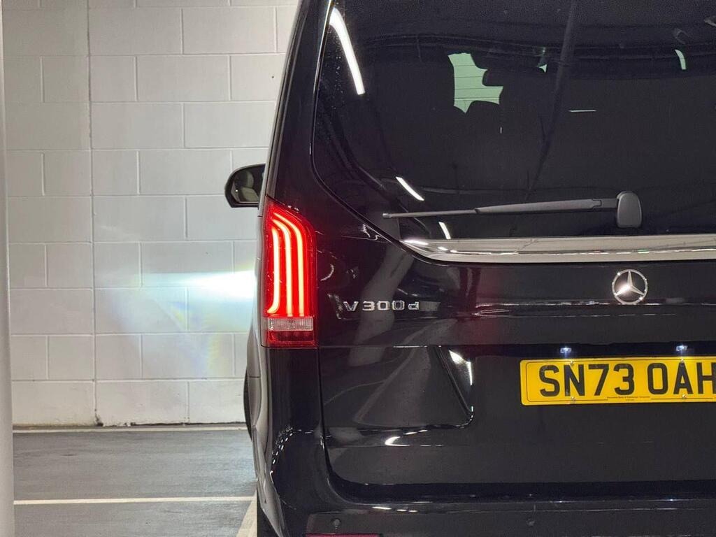 
								2023 Mercedes-Benz V Class 2.0 V300d AMG Line G-Tronic+ full									