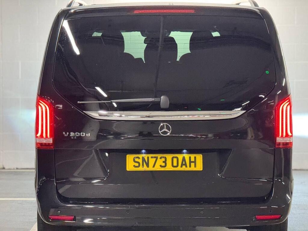 
								2023 Mercedes-Benz V Class 2.0 V300d AMG Line G-Tronic+ full									