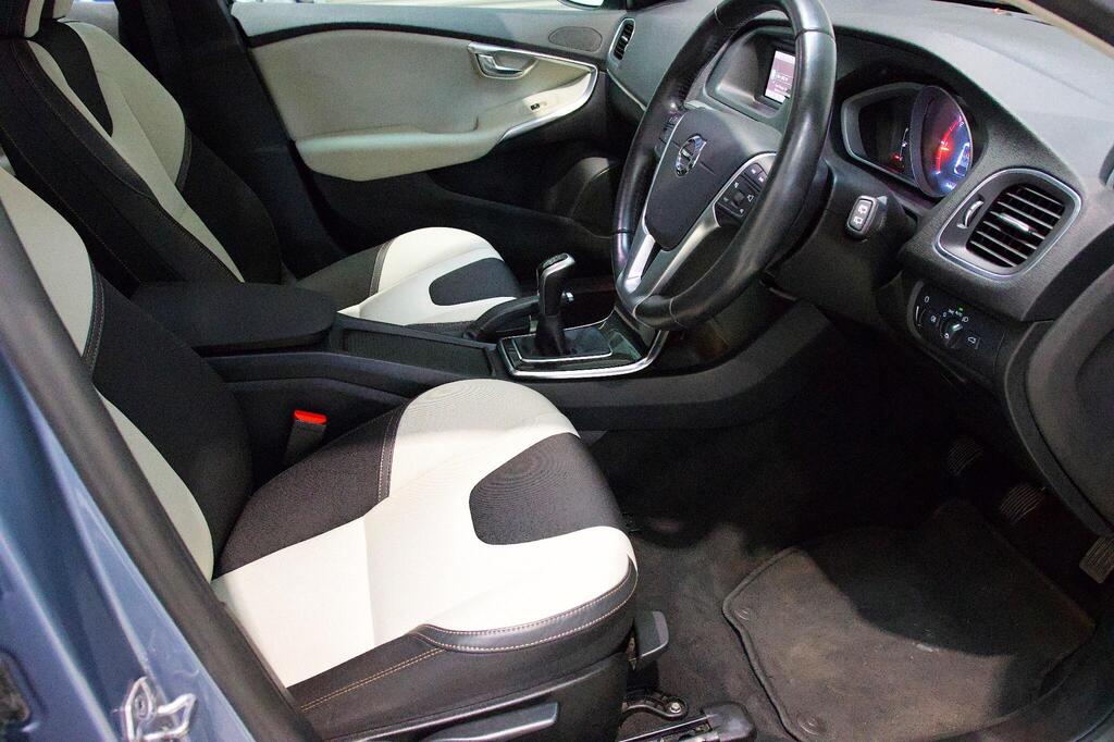 
								2016 Volvo V40 Cross Country 2.0 D3 full									