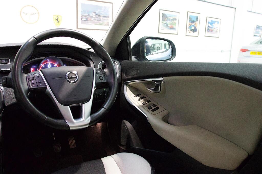 
								2016 Volvo V40 Cross Country 2.0 D3 full									