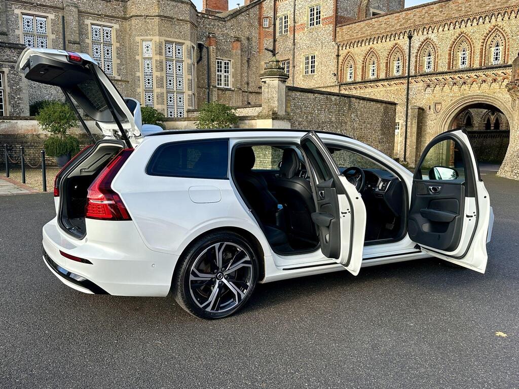 
								2022 Volvo V60 2.0h T6 Recharge 18.8kWh Ultimate Auto AWD full									
