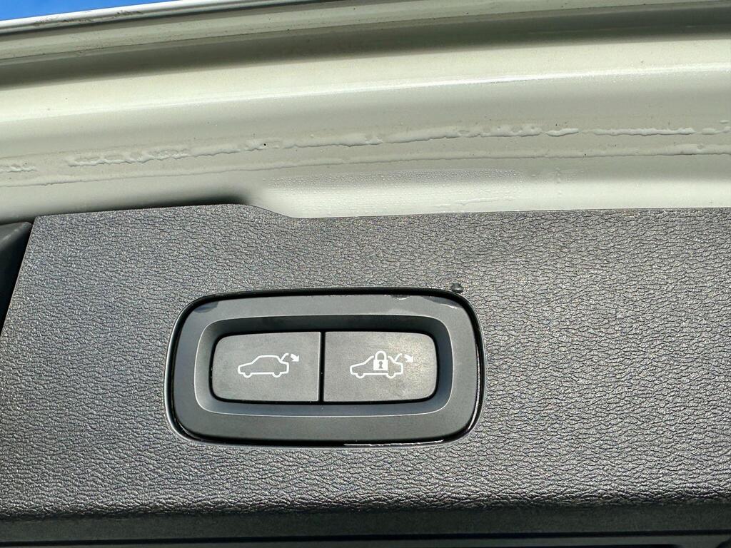 
								2022 Volvo V60 2.0h T6 Recharge 18.8kWh Ultimate Auto AWD full									