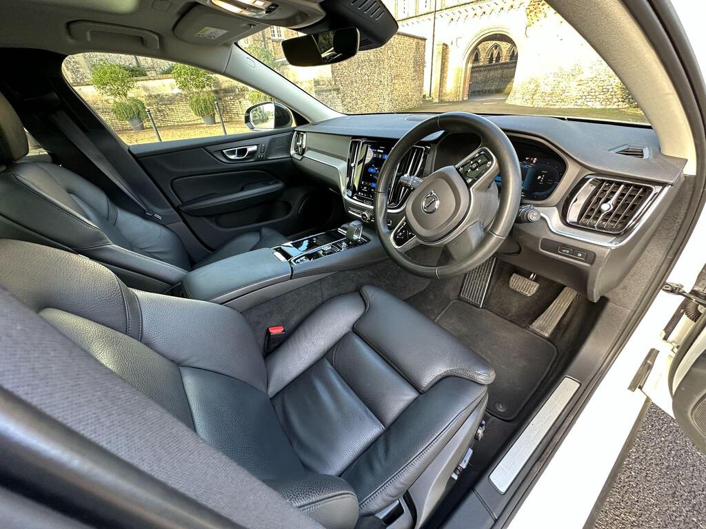 
								2022 Volvo V60 2.0h T6 Recharge 18.8kWh Ultimate Auto AWD full									