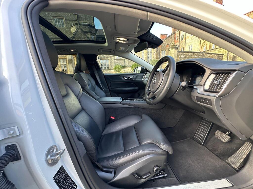 
								2022 Volvo V60 2.0h T6 Recharge 18.8kWh Ultimate Auto AWD full									