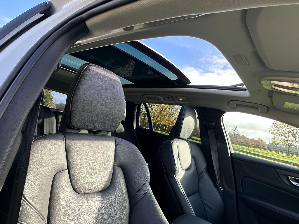 
								2022 Volvo V60 2.0h T6 Recharge 18.8kWh Ultimate Auto AWD full									