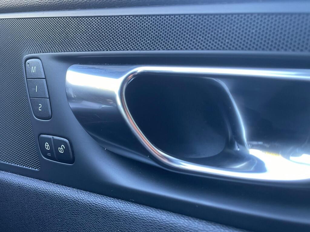 
								2020 Volvo XC60 2.0 B5 MHEV R-Design full									