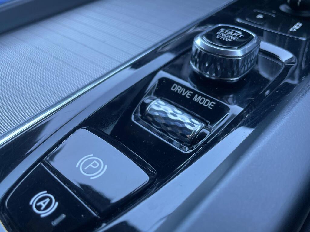 
								2020 Volvo XC60 2.0 B5 MHEV R-Design full									