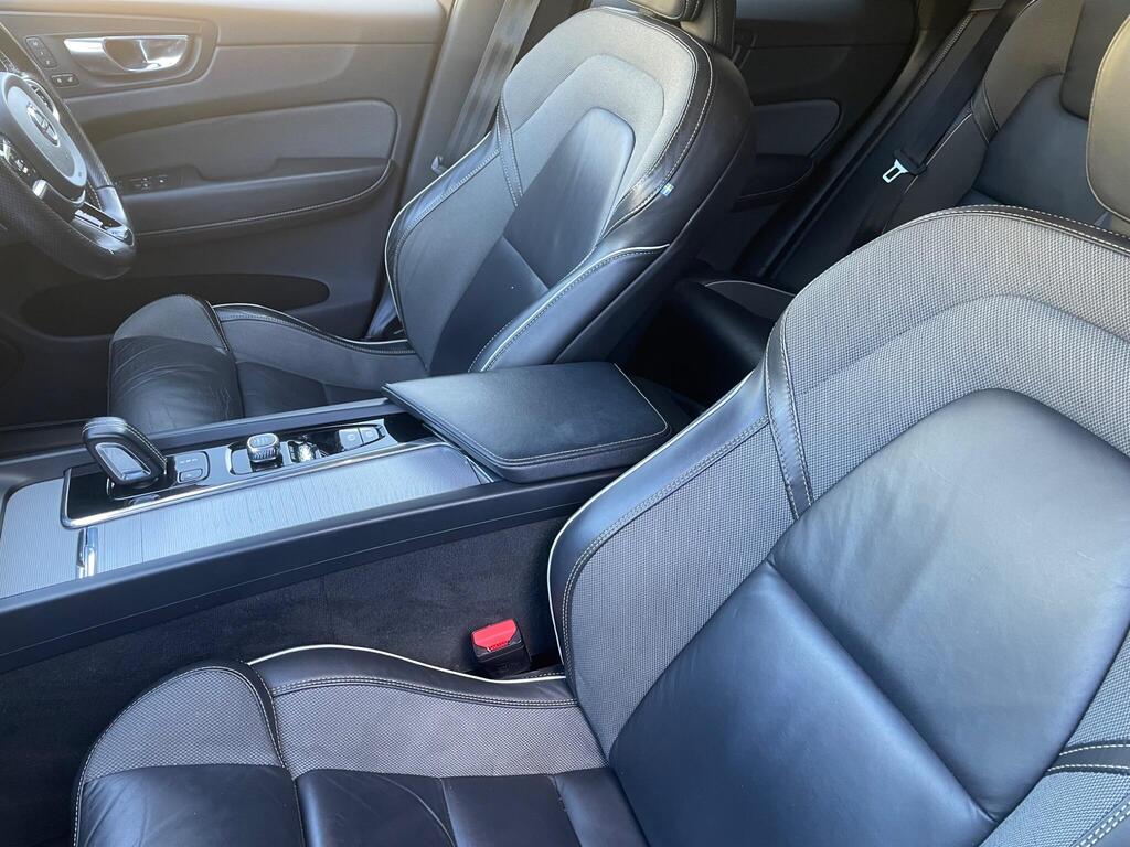 
								2020 Volvo XC60 2.0 B5 MHEV R-Design full									