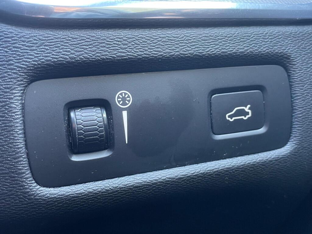 
								2020 Volvo XC60 2.0 B5 MHEV R-Design full									