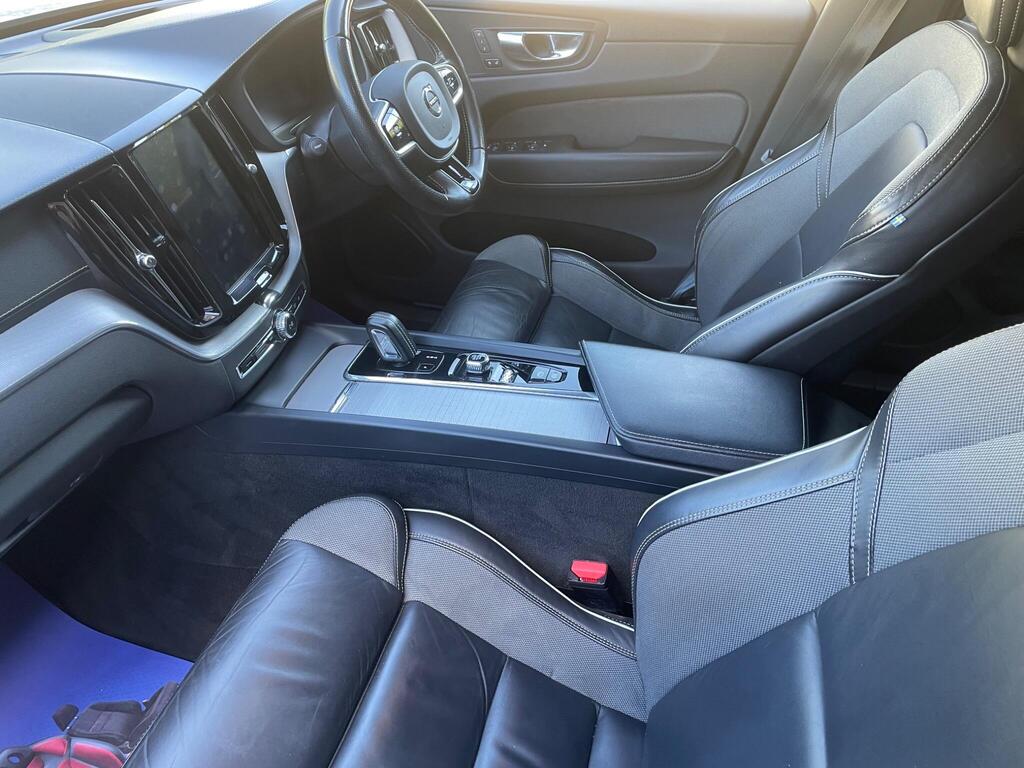 
								2020 Volvo XC60 2.0 B5 MHEV R-Design full									