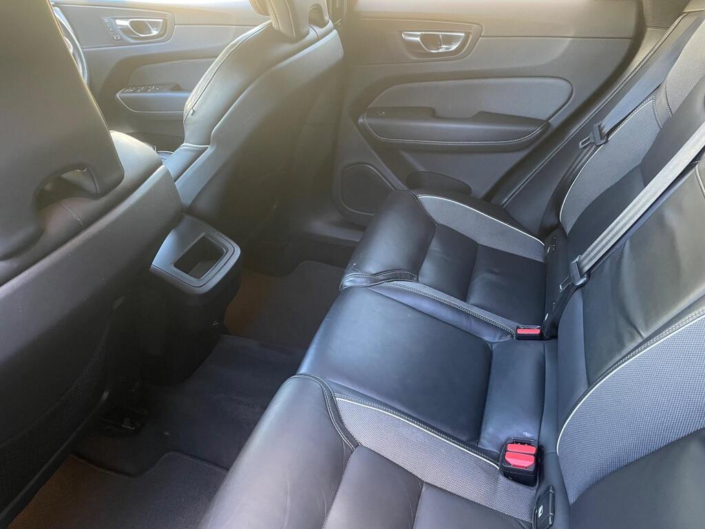 
								2020 Volvo XC60 2.0 B5 MHEV R-Design full									