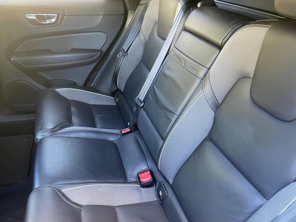 
								2020 Volvo XC60 2.0 B5 MHEV R-Design full									