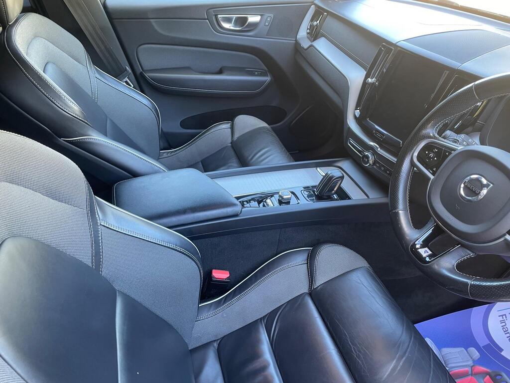 
								2020 Volvo XC60 2.0 B5 MHEV R-Design full									