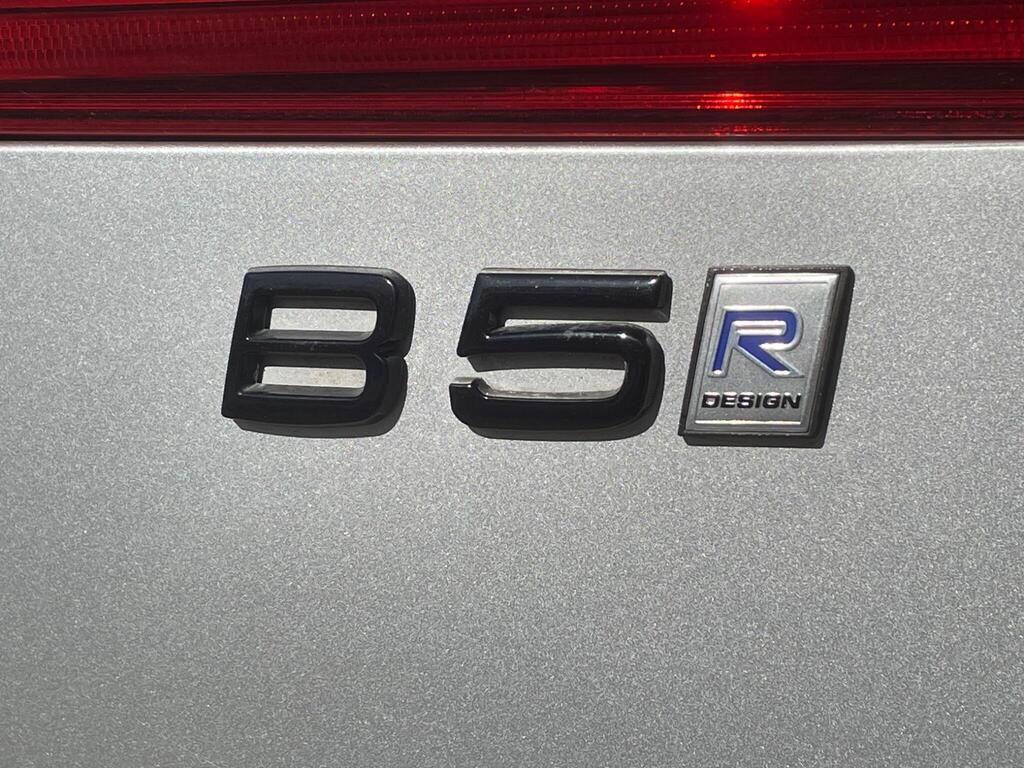 
								2020 Volvo XC60 2.0 B5 MHEV R-Design full									