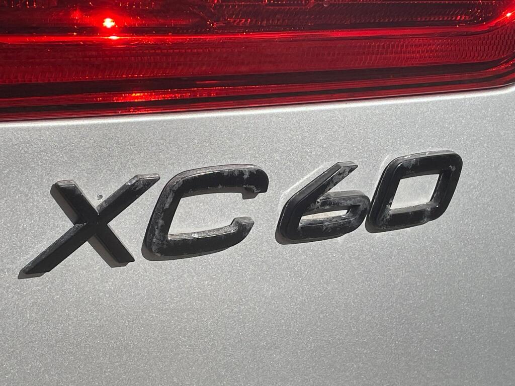 
								2020 Volvo XC60 2.0 B5 MHEV R-Design full									