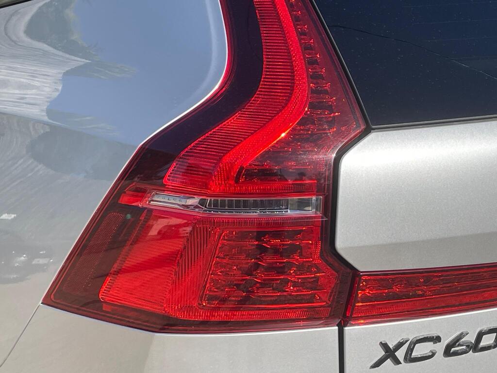 
								2020 Volvo XC60 2.0 B5 MHEV R-Design full									