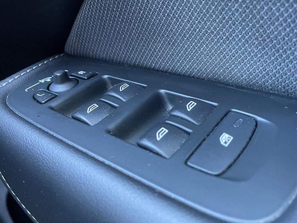 
								2020 Volvo XC60 2.0 B5 MHEV R-Design full									