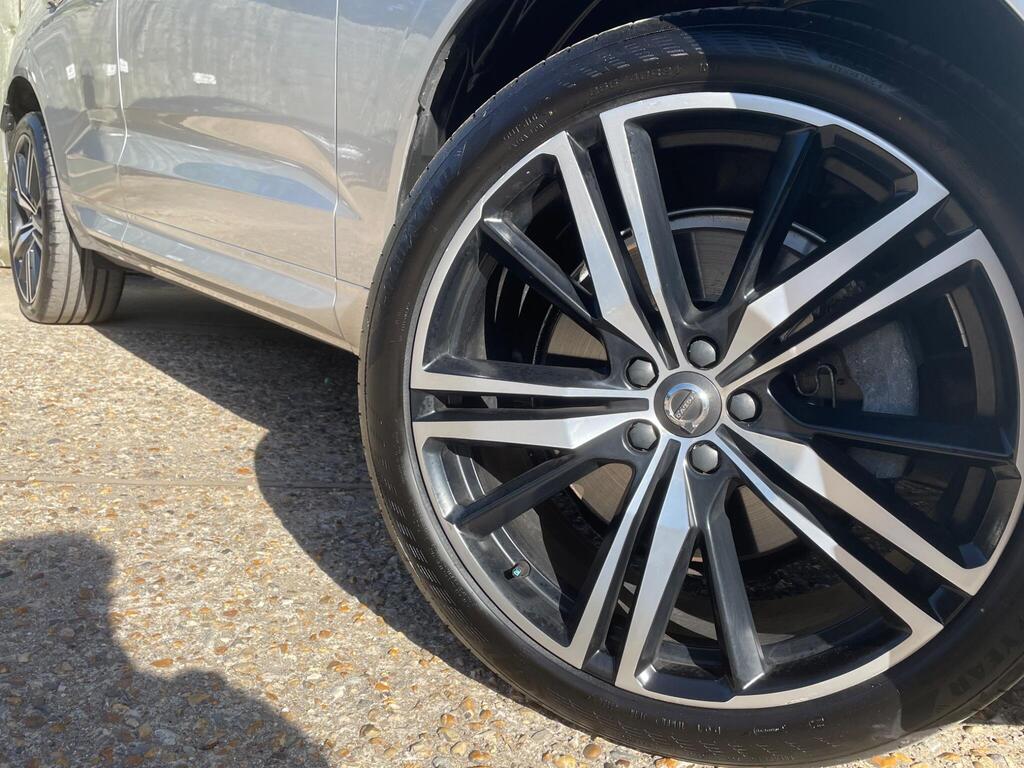 
								2020 Volvo XC60 2.0 B5 MHEV R-Design full									