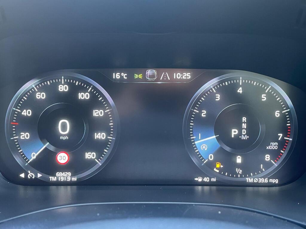 
								2020 Volvo XC60 2.0 B5 MHEV R-Design full									