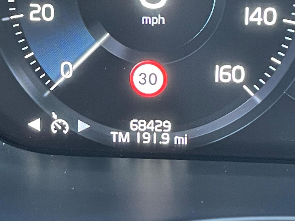 
								2020 Volvo XC60 2.0 B5 MHEV R-Design full									