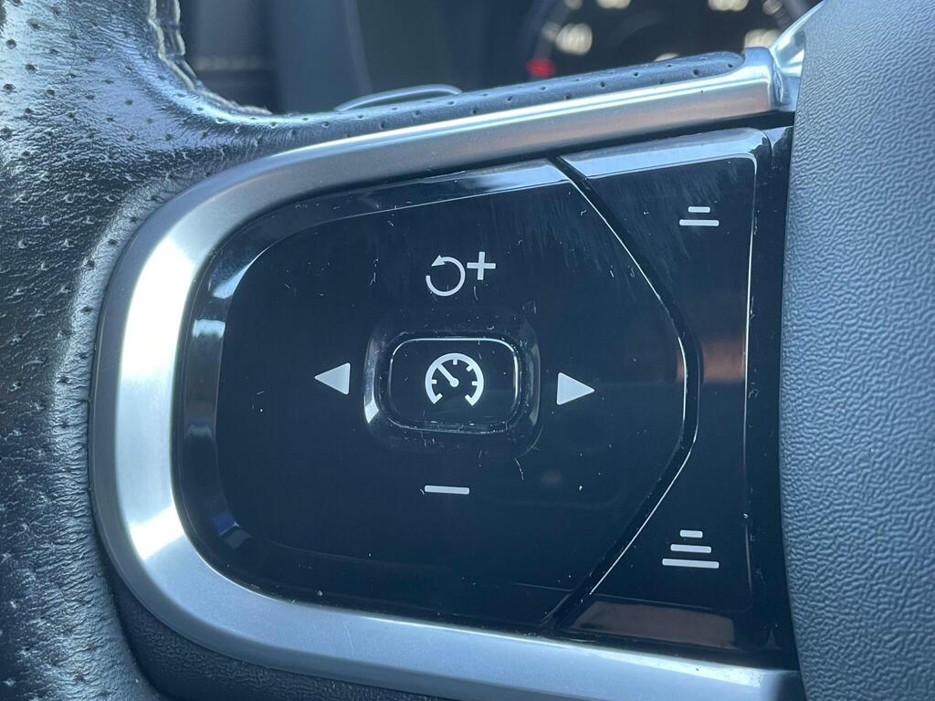 
								2020 Volvo XC60 2.0 B5 MHEV R-Design full									